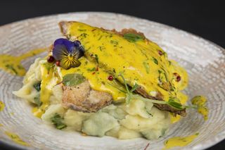 Dorada regala cu piure, spanac si sos butterlemon