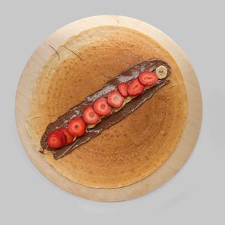 Сладка палачинка с шоколад Нутела, ягоди и банан (300г)