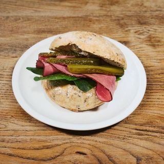 Bułka proteinowa - wołowina w ziołach + sos chrzanowy