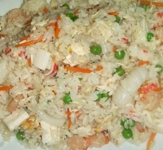 33. Пържен ориз с морски дарове и яйца (700г)