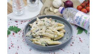 Penne cu ciuperci si pui,apa plata