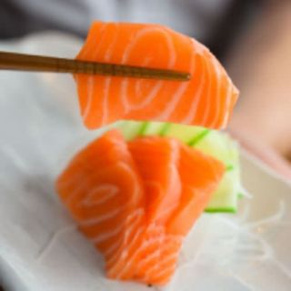 Sake Sashimi (2 Pzs.)