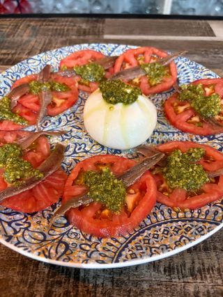 Tomate Con Anchoas Burrata Y Pesto