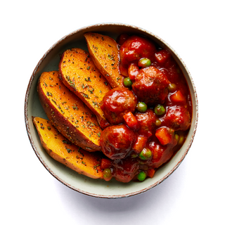 Albóndigas Heura en salsa de tomate con boniato al chimichurri