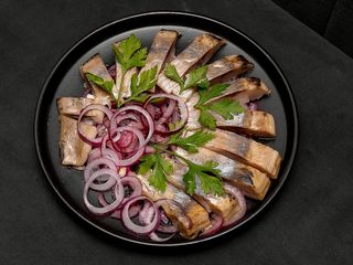 Оселедець на цибулевій подушці (200г)