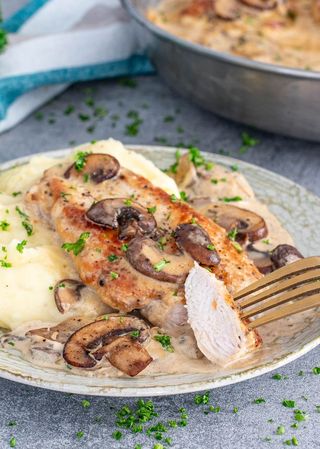 Cotlet de porc la gratar cu sos de ciuperci