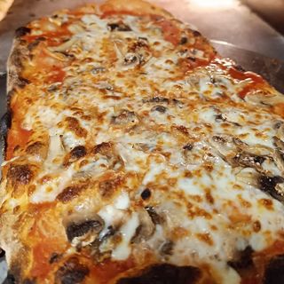 Pinsa romana rossa funghi