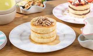 კლასიკური ფენქეიქი თხილეულით და ნეკერჩხლის სიროფით