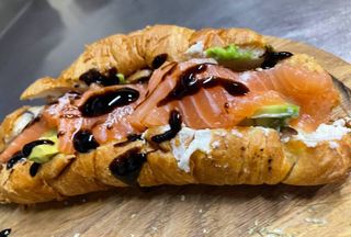 Круасан з лососем та авокадо