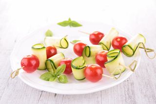 Spiedo di pomodorini avvolti da zucchine