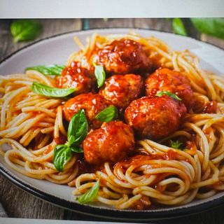 ESPAGUETE COM ALMONDEGAS