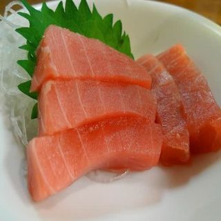 43. Sashimi de atún picante