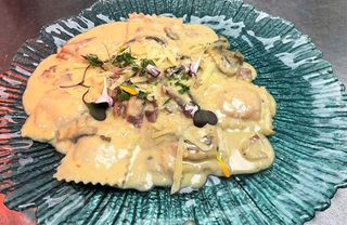 Ravioli de Jamón Ibérico con Espárragos Trigueros a la Boscaiola