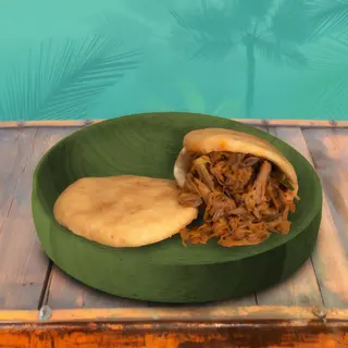 Arepa con carne mechada