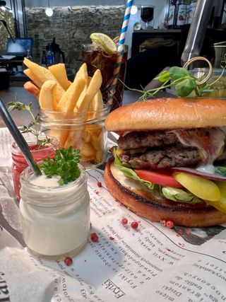 Kapitan wołowina rzemieślniczy z polskiej wołowiny z sosem tatarskim, serem cheddar i konfiturą z pomidorów malinowych