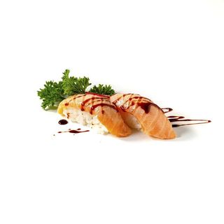 110.- Nigiri de salmón flameado (2 Pzs.)