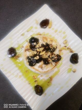 Запечен камембер със зелени смокини и орехи (200г)