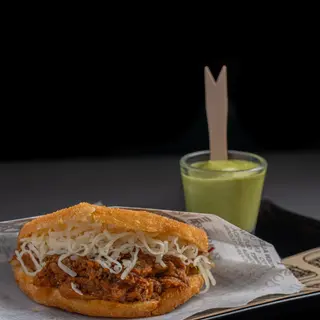 Arepa De Cerdo Mechado Con Queso
