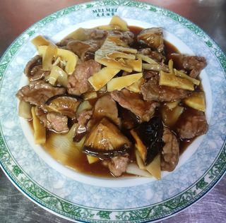 Vaca com Cogumelo Chinês e Bambu