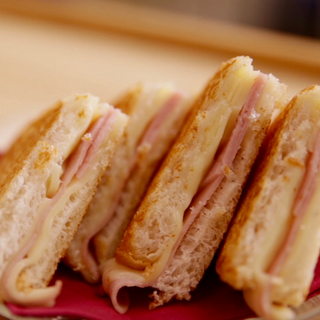 Sandwich mixto  + Cafe con leche o Americano 100% Colombiano