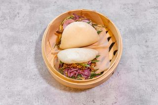 Bao z kaczką z sosem śliwkowym