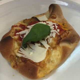 calzone con melenzane pomodoro e mozzarella