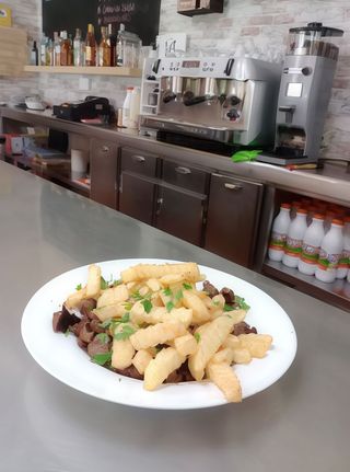 Carne fiesta con papas fritas y limón