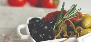 ზეთისხილი მზეზე გამორშრალი პომიდვრით და კაპერსით