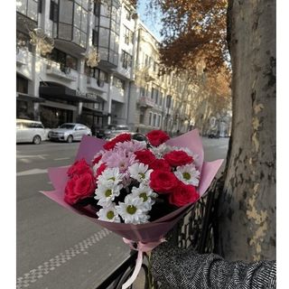 ქრიზანთემები და სპრეი ვარდები