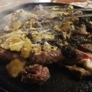 Tagliata di entrecote con funghi porcini e tartufo