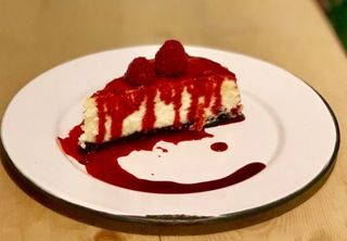 Chesse Cake Con Galleta De Chocolate Y Salsa De Frutos Rojos