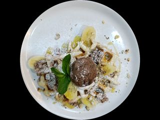 Вафлі з бананом, грецькими горіхами та медом