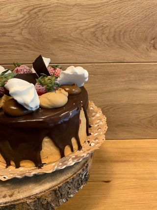 Tarta entera de fresas y suspiros Tamaño S ( M1)