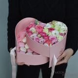 Cutie roz in forma de inima cu flori si macaroons