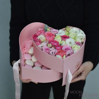 Cutie roz in forma de inima cu flori si macaroons