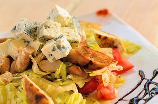 Cezar salata u korpici od testa