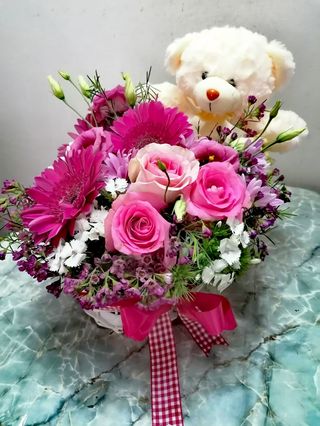 Korpa sa medom i cvećem