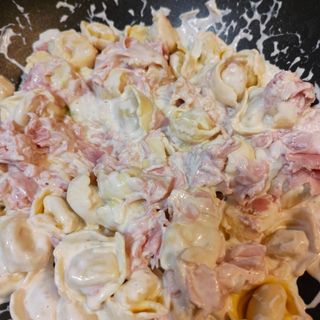 Tortellini panna e prosciutto