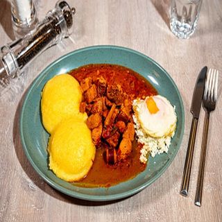 Tochitură de porc cu mămăliguță