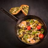 Фермерски яйца, запечени с моцарела, грах и тиквички /300 г/