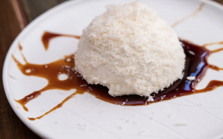 Cupola al cocco con cuore di caramello