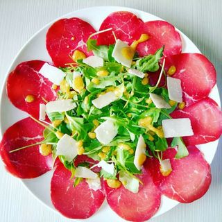 Carpaccio di bresaola con rucola e grana