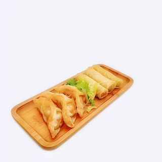 3 rollidos + 3 gyozas pollo（春卷+鸡饺）