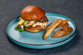 Cheeseburger cu cartofi wedges