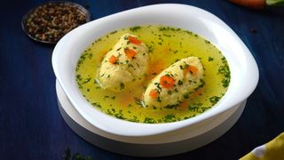 Supă limpede de pui cu găluște 