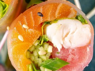 Рол без рису з ЛАНГУСТИНАМИ, ТУНЦЕМ ТА ЛОСОСЕМ У рисовом папері та сиром філа