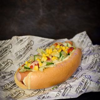 Hot dog Z surówką ze świeżych warzyw 