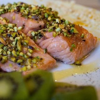 Salmone in crosta di pistacchi con salsa yogurt 