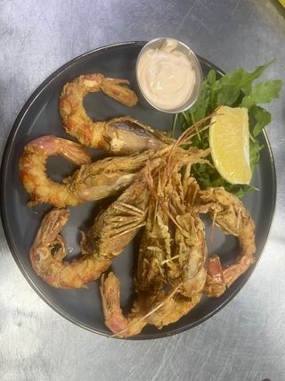 Creveti pane cu sos cocktail