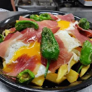 Huevos Rotos Con Jamón Y Pimientos De Padrón